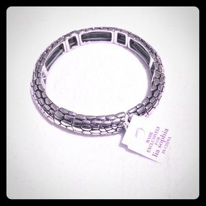 Lia Sophia stretch bracelet, size M. NWT & box!